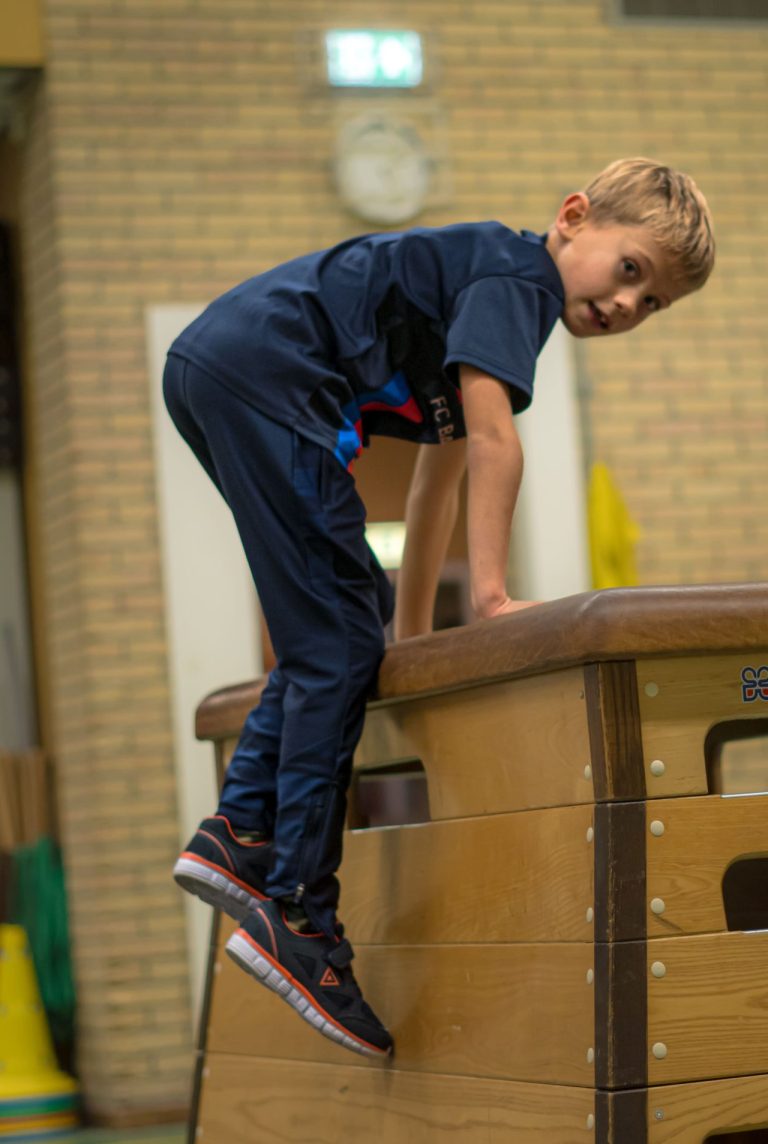 Freerunmove over de kast heen bij freerunworkshop